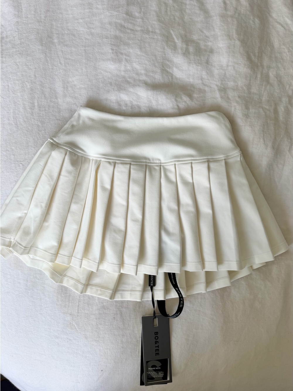 Bo+Tee Soft Active Low-Rise Pleated Tennis Skort in Coconut